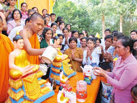 งานปีใหม่ Chol Chnam Thmay ของชนเผ่าเขมร
